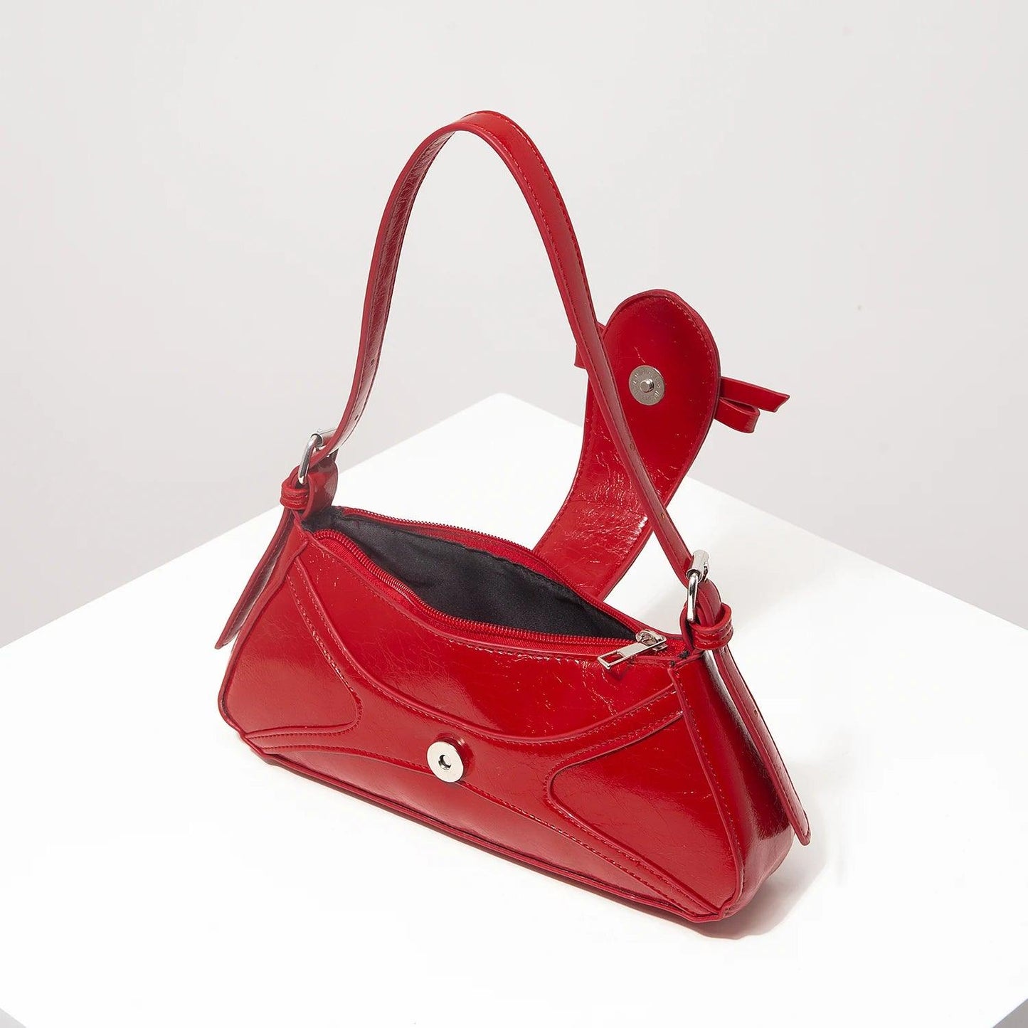 Bolso mariposa cuero vegano rojo con diseño moderno y cierre de botón