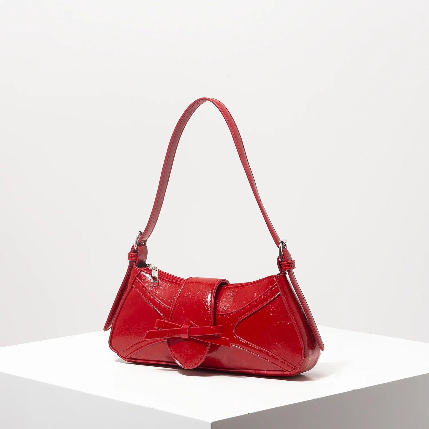 Bolso mariposa cuero vegano rojo con un diseño elegante y correa ajustable