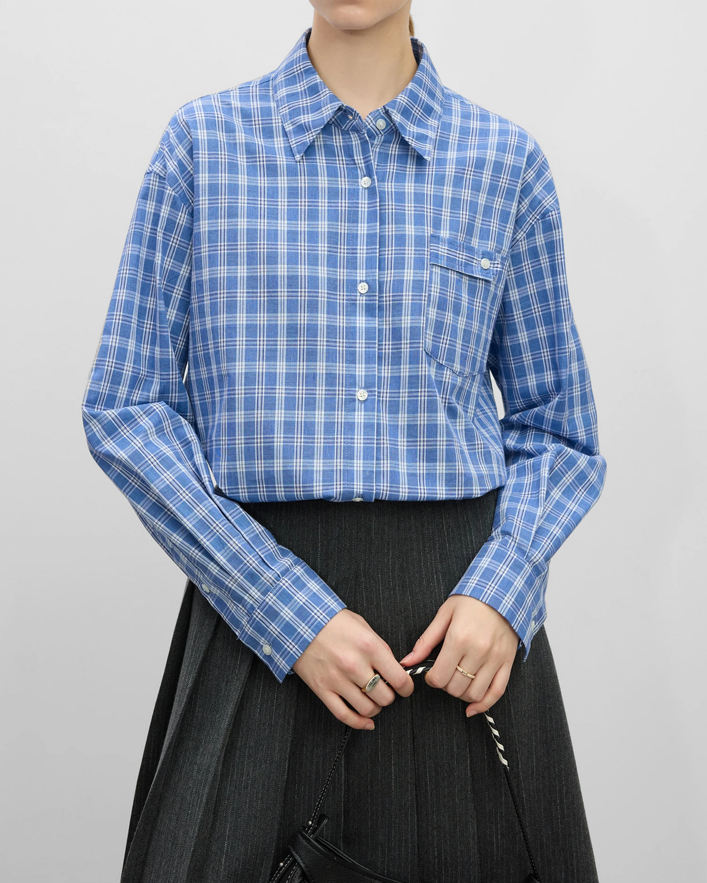 Camisa de algodón a cuadros azul con botones y bolsillo frontal, ideal para looks casuales
