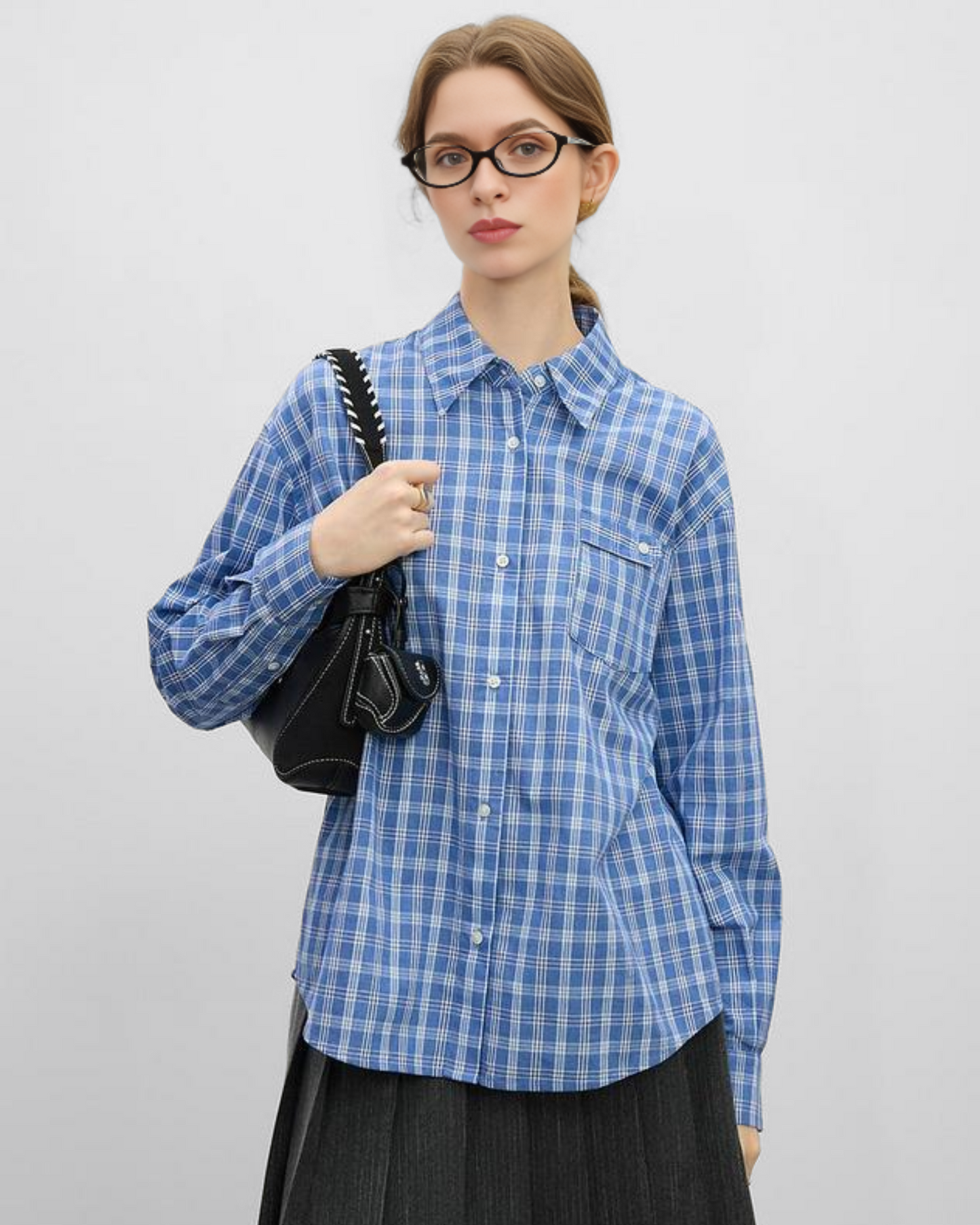 Camisa de algodón a cuadros azul con cuello clásico y bolsillo frontal, ideal para un look casual