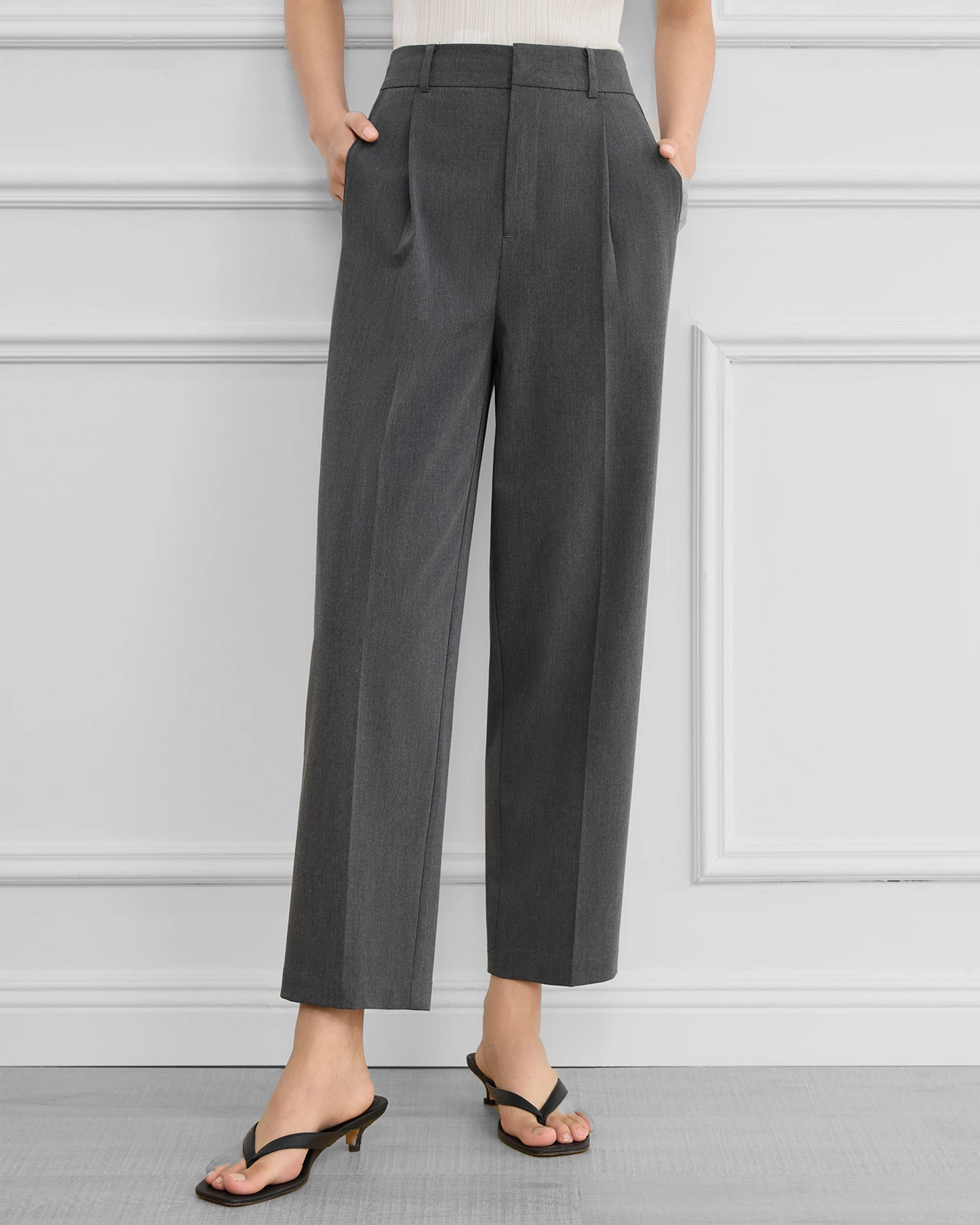 Pantalones traje grises mujer de Grevano, diseño elegante y moderno para ocasiones formales
