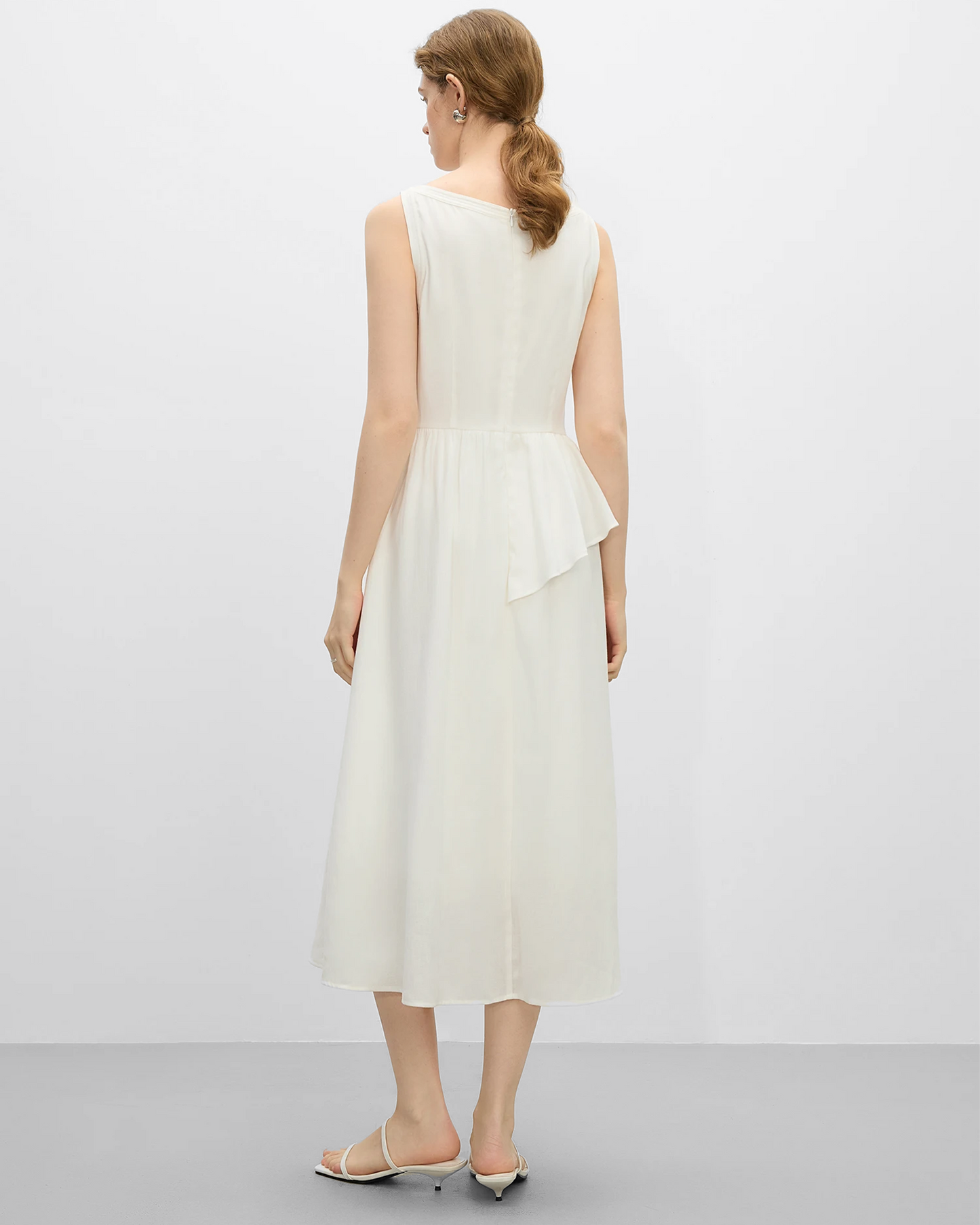 Vestido de lino asimétrico en color blanco con diseño fluido y elegante para ocasiones especiales
