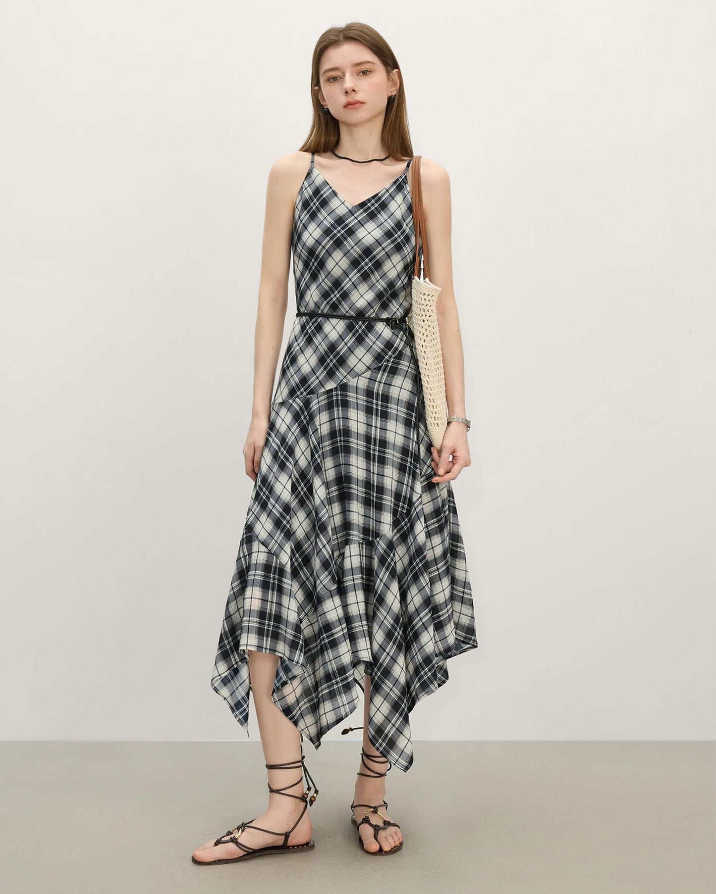 Vestido de verano casual con estampado a cuadros y corte asimétrico, ideal para días soleados