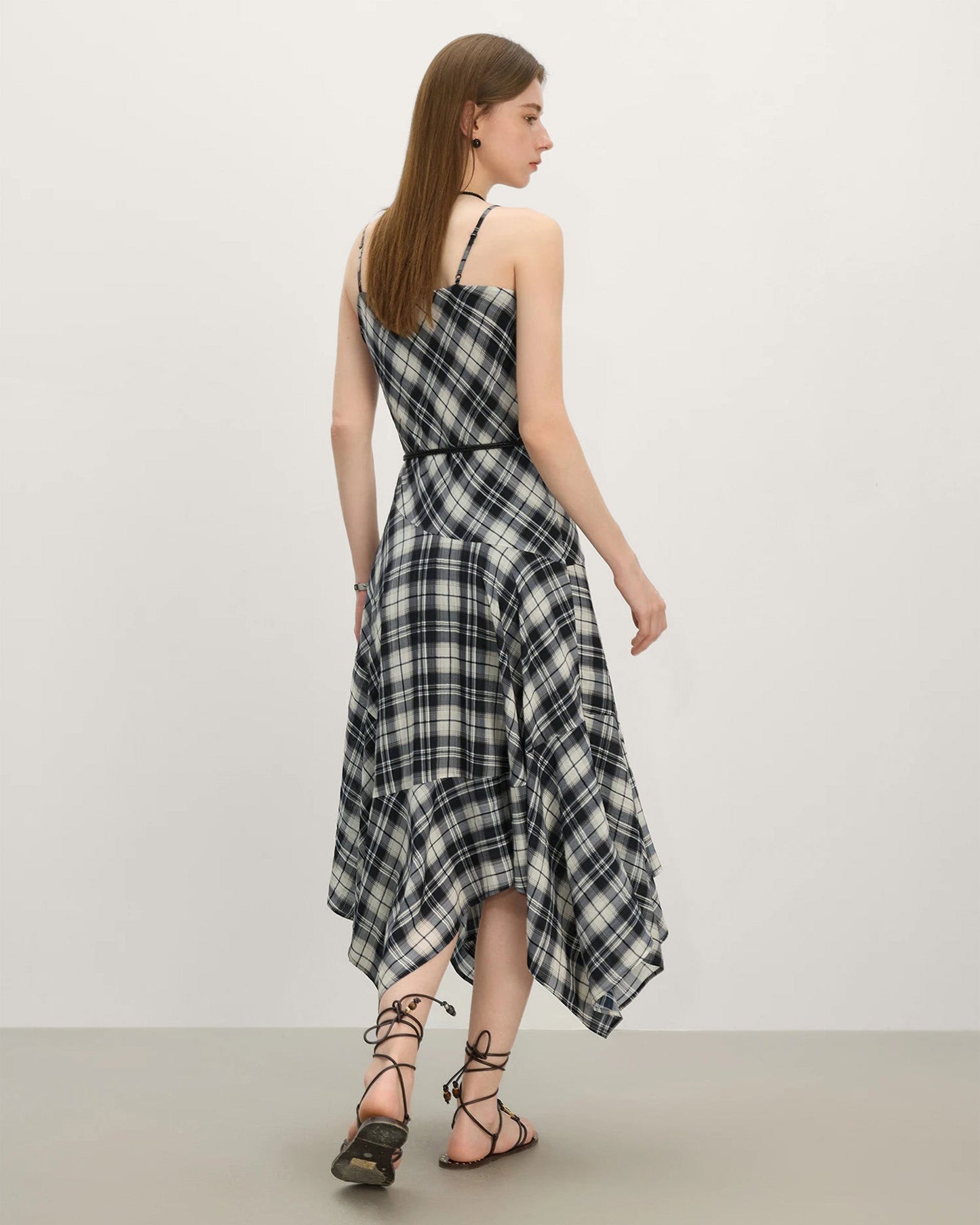 Vestido de verano casual de Grevano con diseño de cuadros y corte asimétrico en la parte posterior