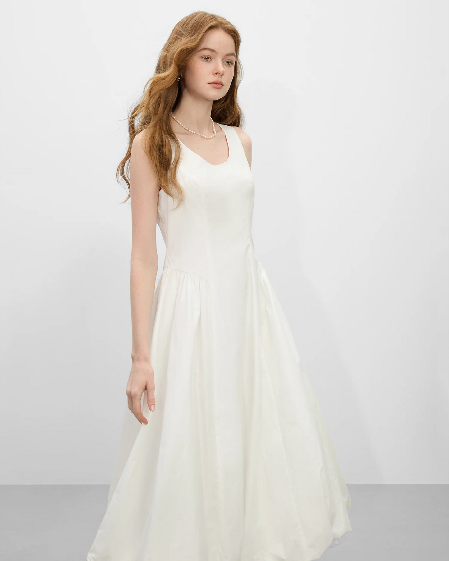 Vestido sin mangas oficina en color blanco con diseño elegante y fluido perfecto para el trabajo