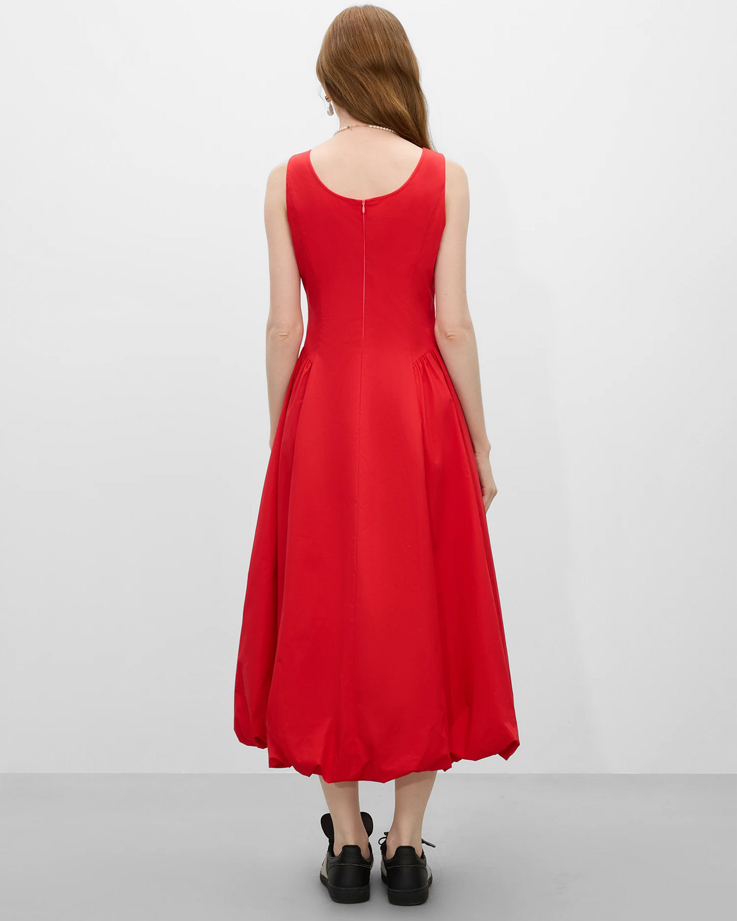 Vestido sin mangas oficina en color rojo, con corte elegante y diseño fluido para un look profesional