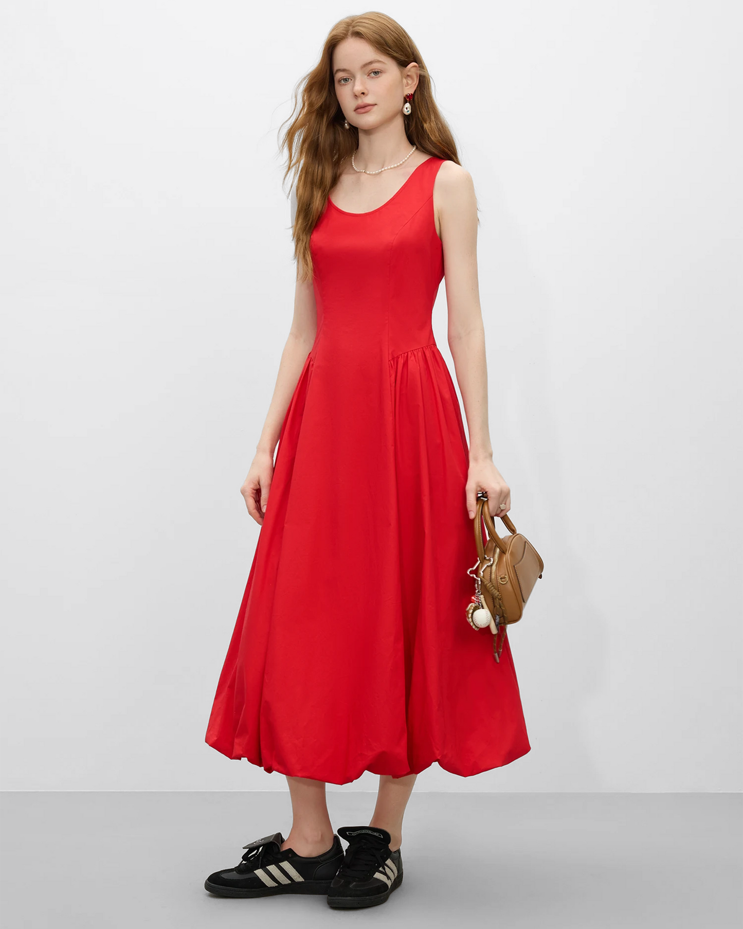 Vestido sin mangas oficina en rojo brillante, ideal para un look elegante y cómodo en la oficina