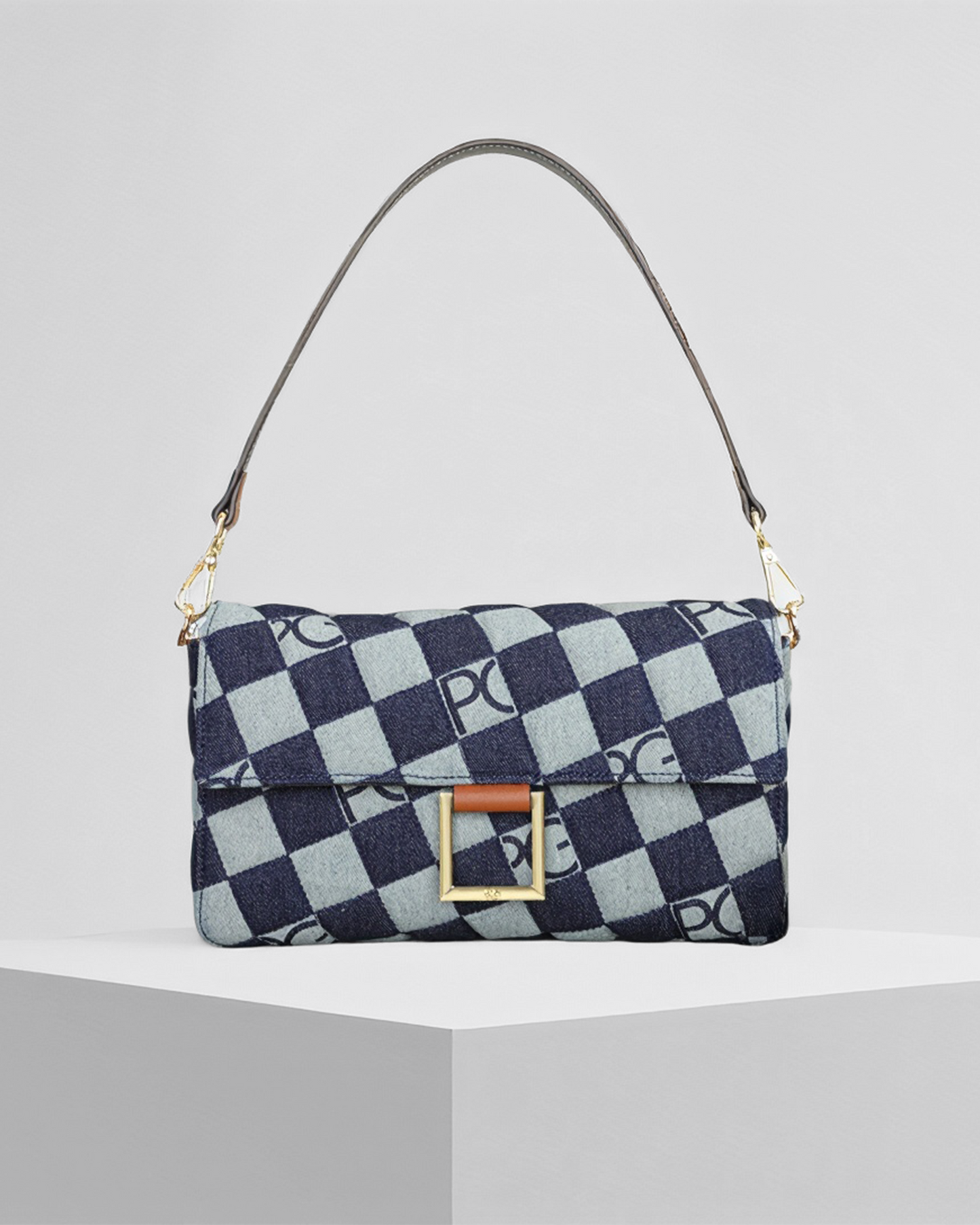 Bolso bandolera elegante de Grevano con diseño a cuadros en tonos azul y gris, ideal para ocasiones especiales