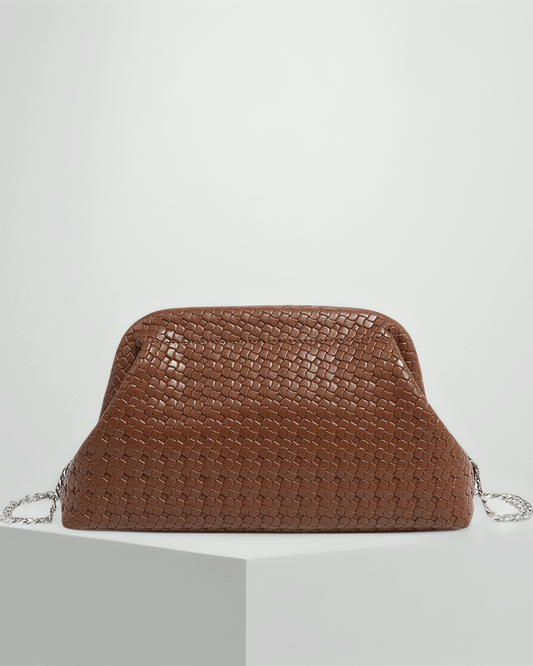 Bolso marrón de Grevano con textura trenzada y asas de cadena elegantes