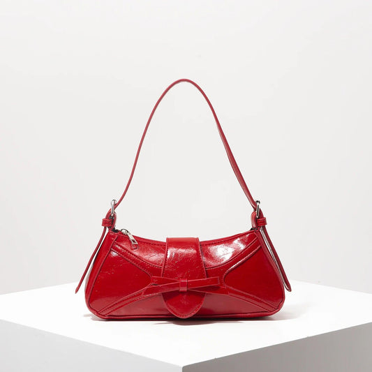 Bolso mariposa cuero vegano rojo con diseño elegante y correa ajustable