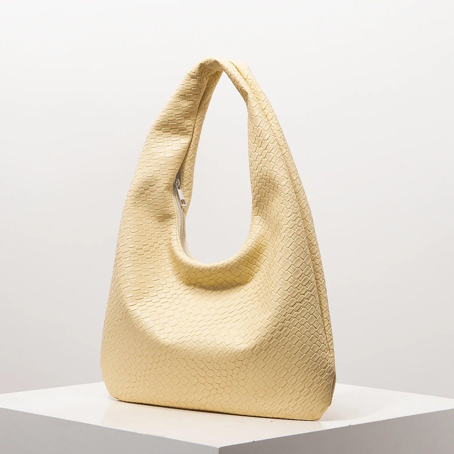 Bolso media luna trenzado en color amarillo con diseño elegante y moderno para uso diario