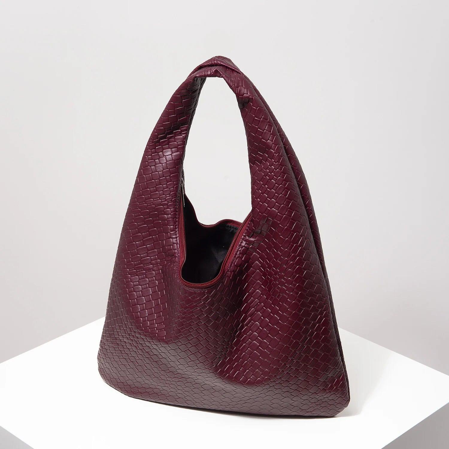 Bolso media luna trenzado de Grevano en color burdeos con diseño elegante y moderno
