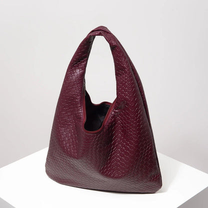 Bolso media luna trenzado de Grevano en color burdeos con diseño elegante y moderno