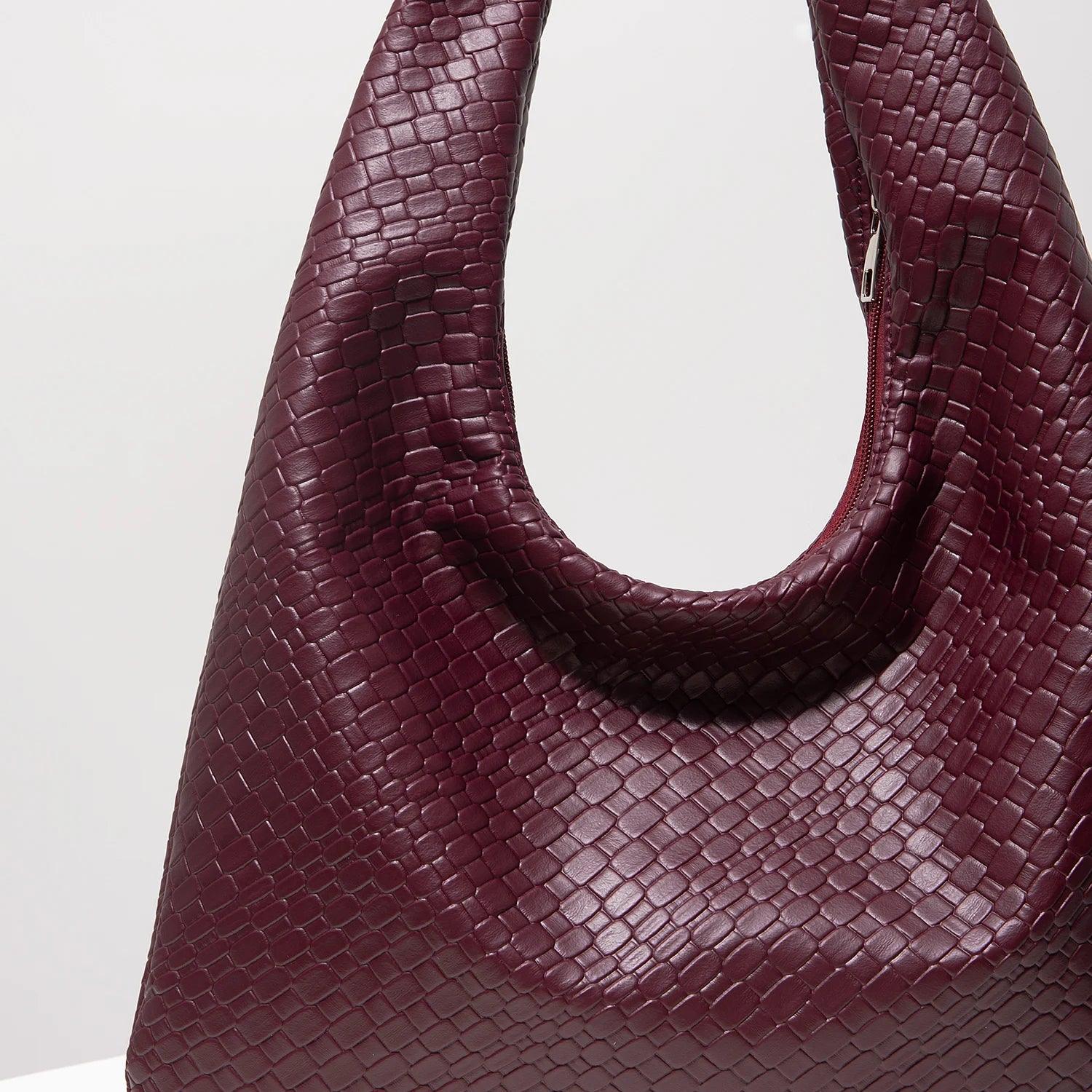 Bolso media luna trenzado de Grevano en color burdeos con diseño moderno y elegante