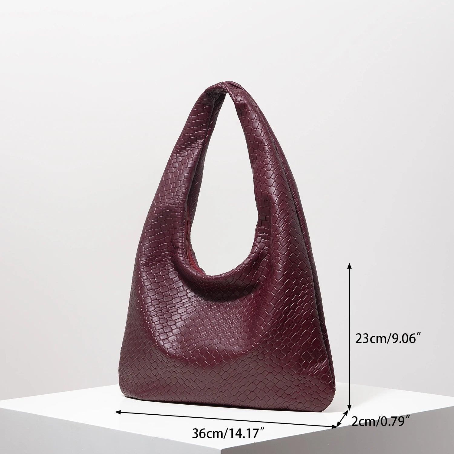 Bolso media luna trenzado en burdeos con diseño elegante y medidas de 36cm x 23cm