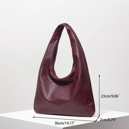 Bolso media luna trenzado en burdeos con diseño elegante y medidas de 36cm x 23cm