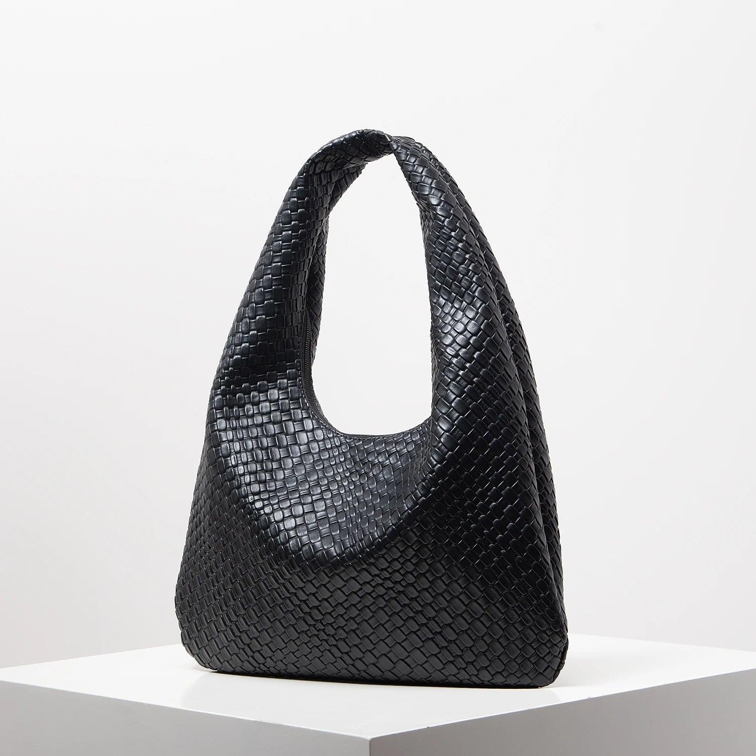 Bolso media luna trenzado en negro de Grevano, elegante y moderno para el uso diario