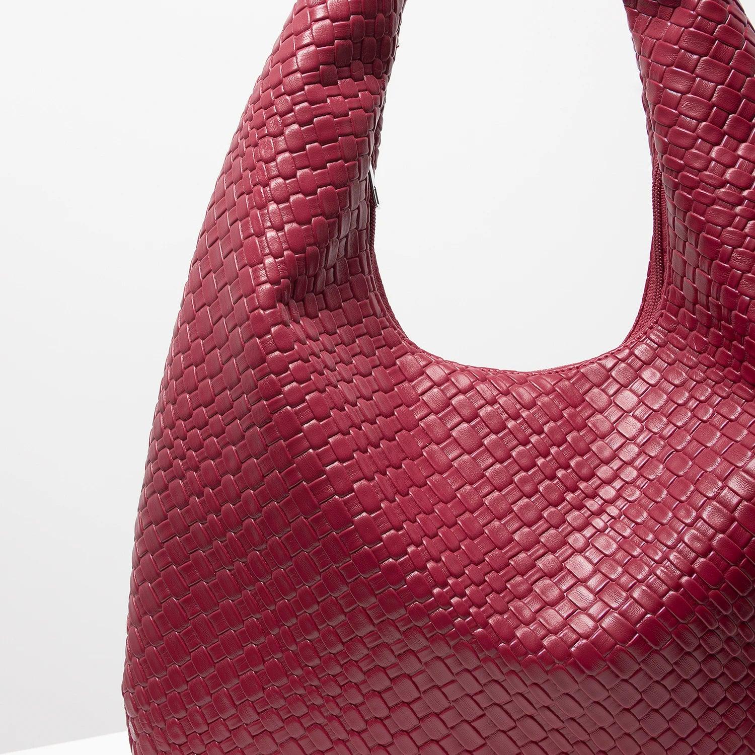 Bolso media luna trenzado en color burdeos con diseño elegante y moderno para cualquier ocasión