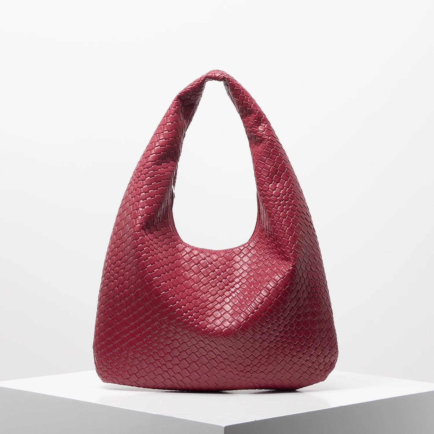 Bolso media luna trenzado en color burdeos, ideal para estilo diario y comodidad