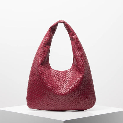 Bolso media luna trenzado en color burdeos, ideal para estilo diario y comodidad