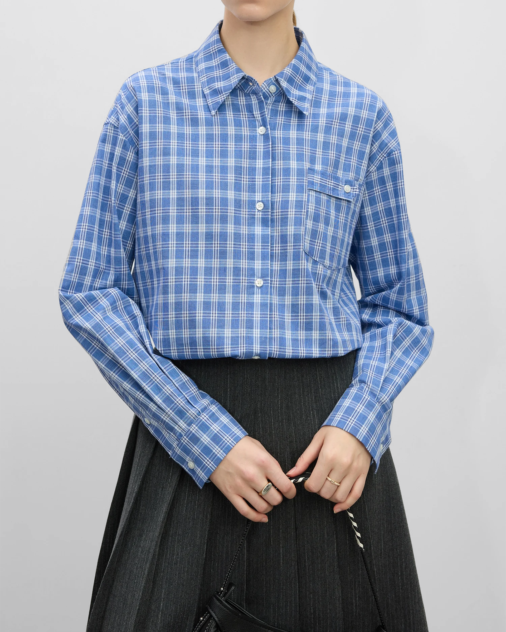 Camisa de algodón a cuadros azul con botones y bolsillo frontal, ideal para looks casuales