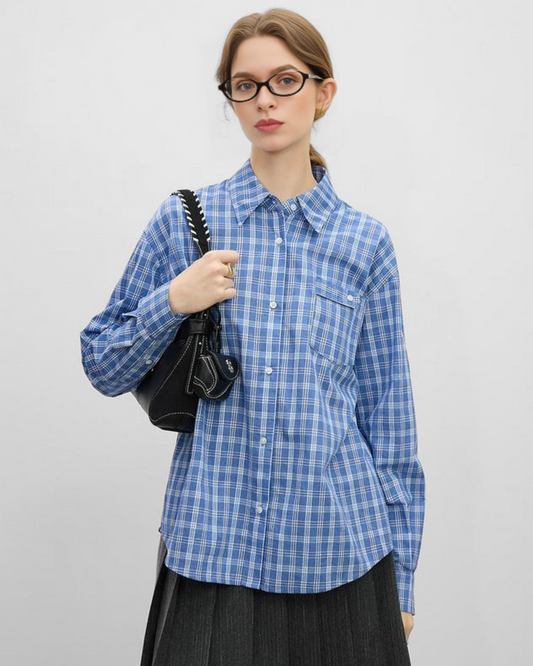 Camisa de algodón a cuadros azul con cuello clásico y bolsillo frontal, ideal para un look casual