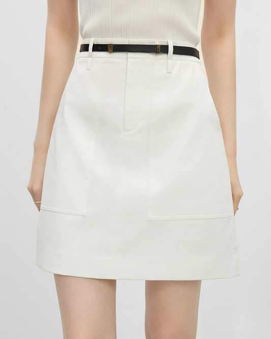 Falda blanca de Grevano con cinturilla negra y diseño elegante, ideal para ocasiones casuales