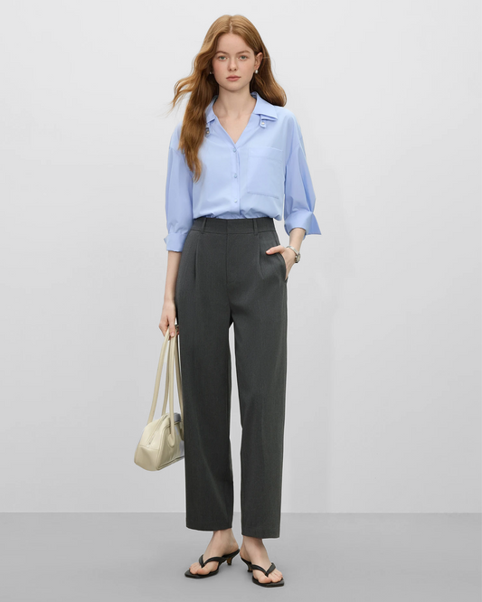 Mujer vistiendo pantalones traje grises mujer combinados con camisa azul y accesorios modernos