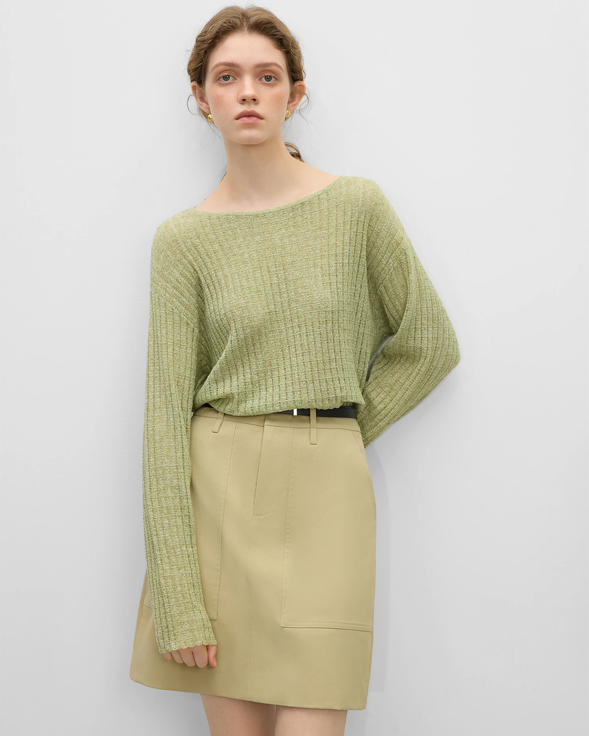Top de lino natural verde claro con manga larga y diseño de canalé para estilo casual y cómodo