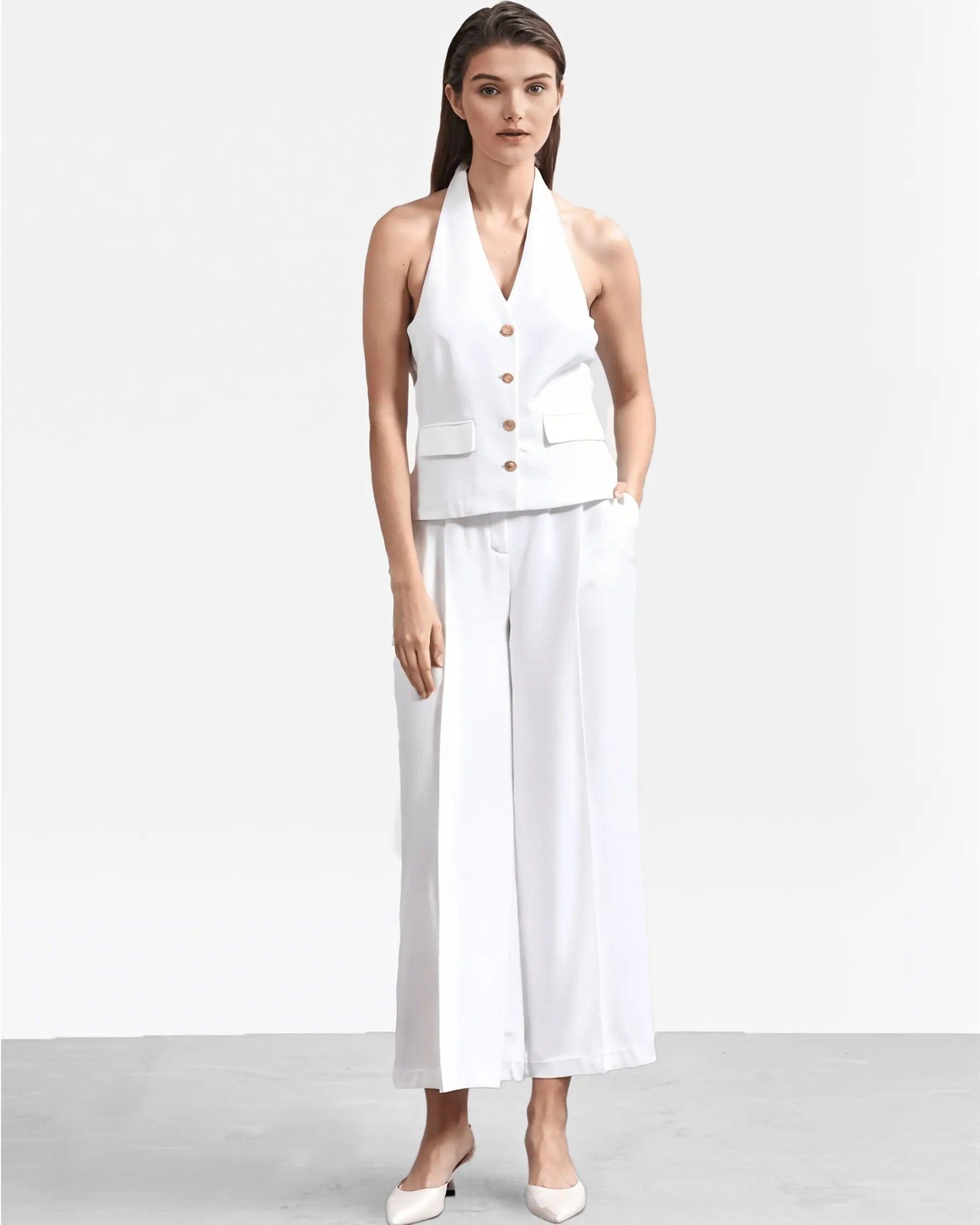 Traje blanco mujer oficina con chaleco sin mangas y pantalones amplios, ideal para un look profesional