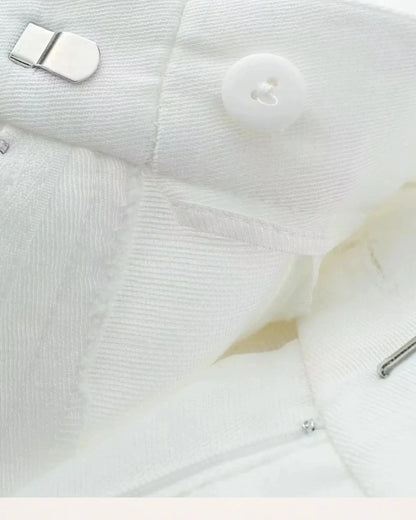Detalles del traje blanco mujer oficina de Grevano con botones y costuras refinadas