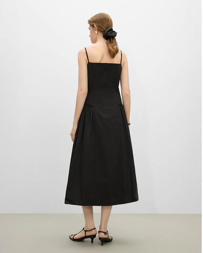 Vestido corte A elegante de Grevano en negro, con tirantes delgados y diseño fluido en la parte posterior.
