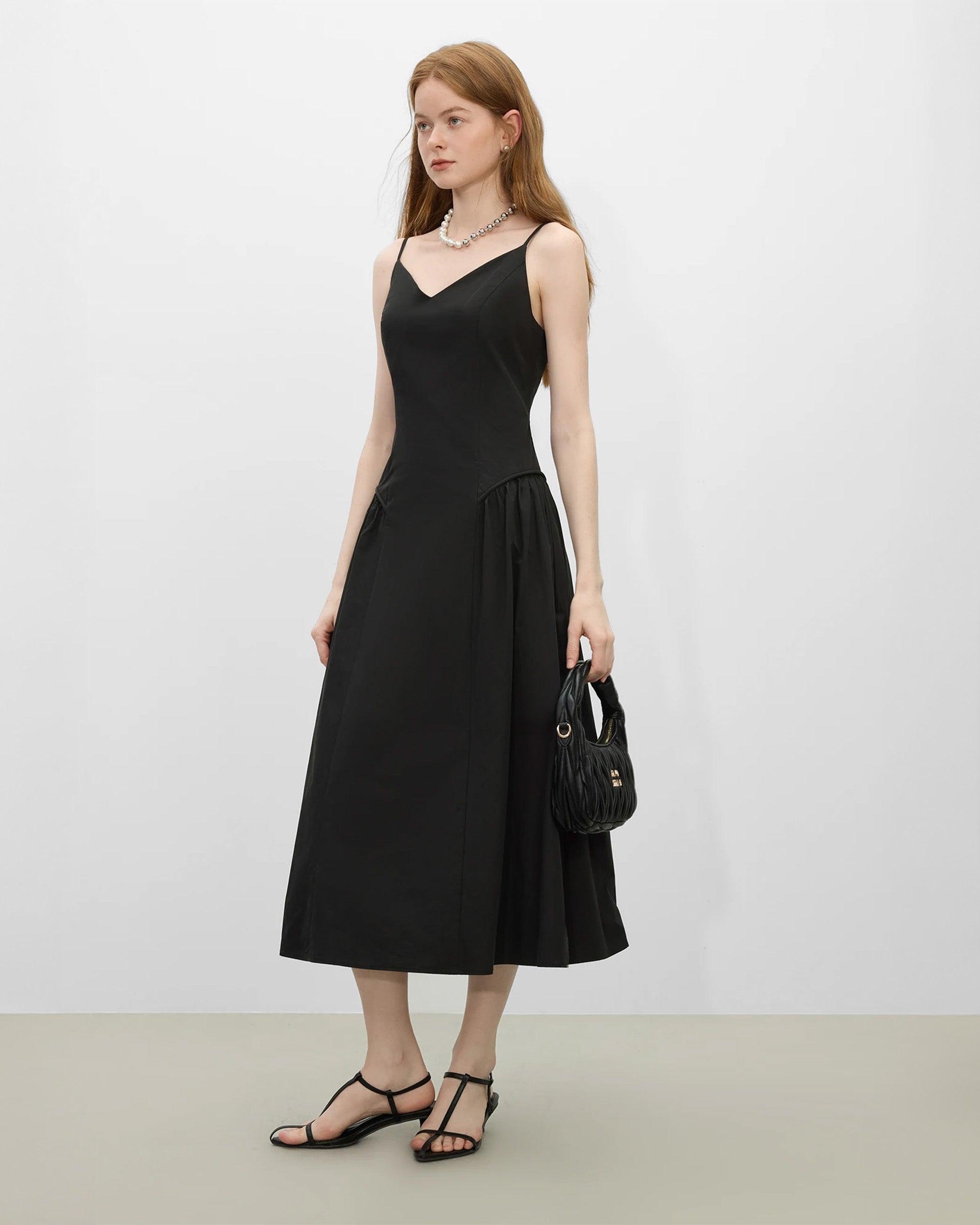 Vestido corte A elegante en negro con tirantes y detalles de drapeado, ideal para eventos formales