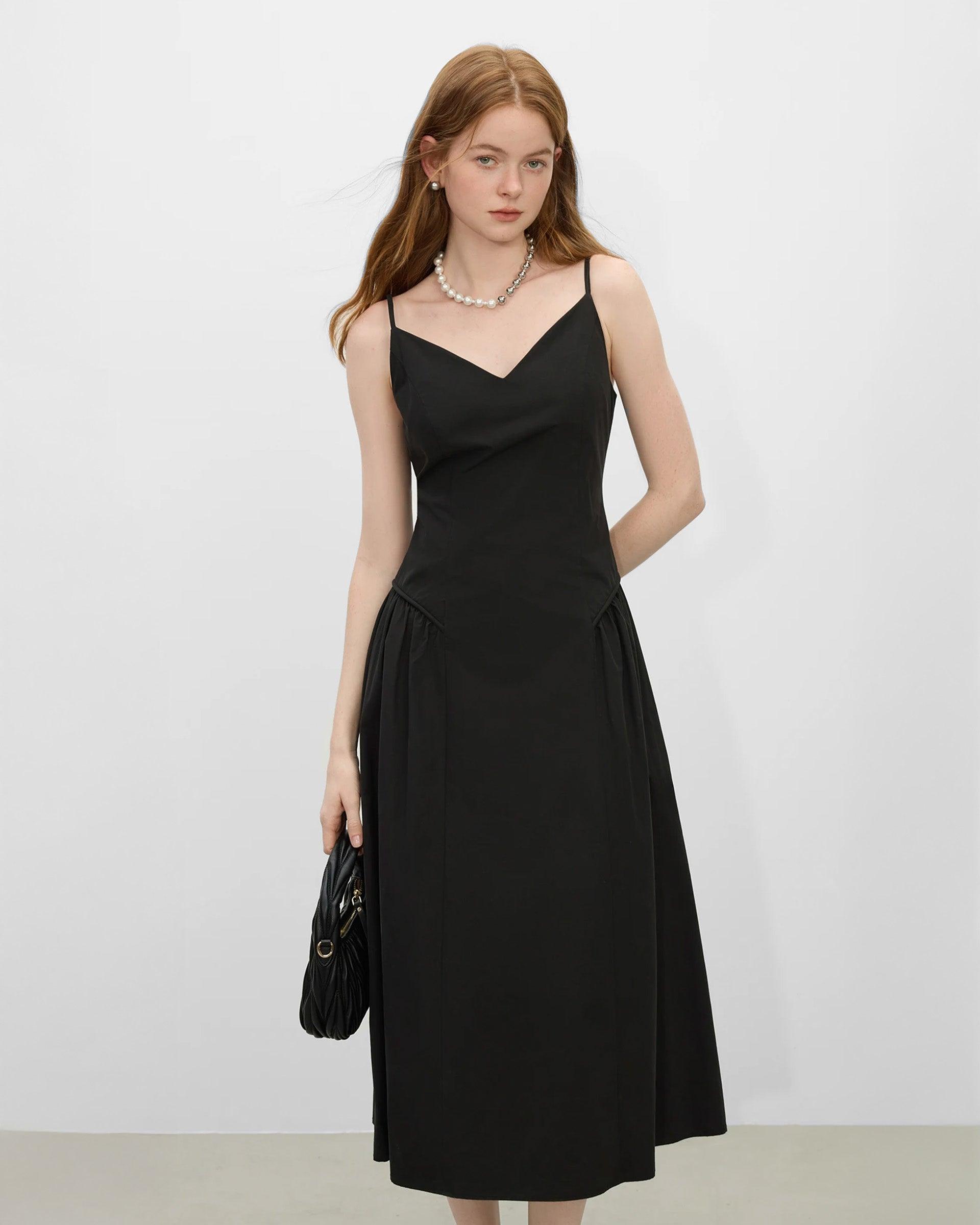 Modelo luciendo un vestido corte A elegante en color negro con tirantes finos y diseño sofisticado