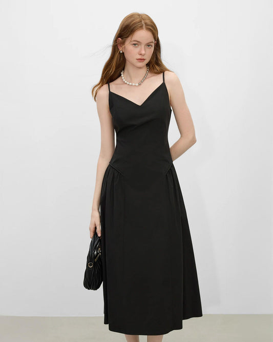 Modelo luciendo un vestido corte A elegante en color negro con tirantes finos y diseño sofisticado