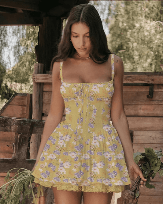 Vestido corto chic de Grevano con estampado floral amarillos y morados para un look fresco y femenino