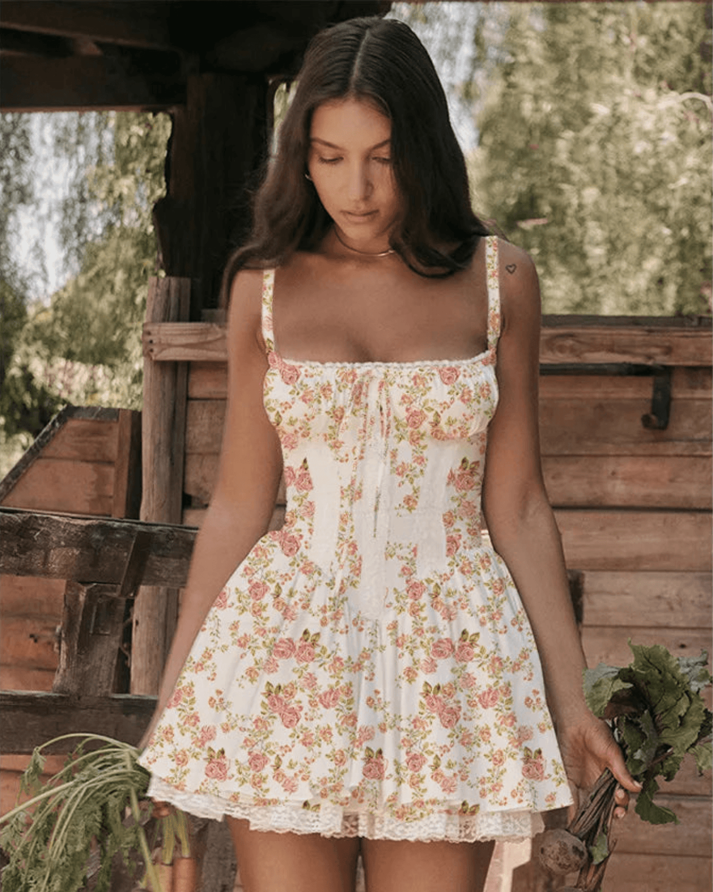 Vestido corto chic de Grevano con estampado floral y diseño fresco para el verano
