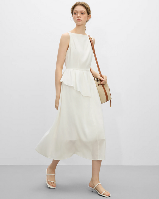 Modelo luciendo un vestido de lino asimétrico blanco con diseño elegante y moderno