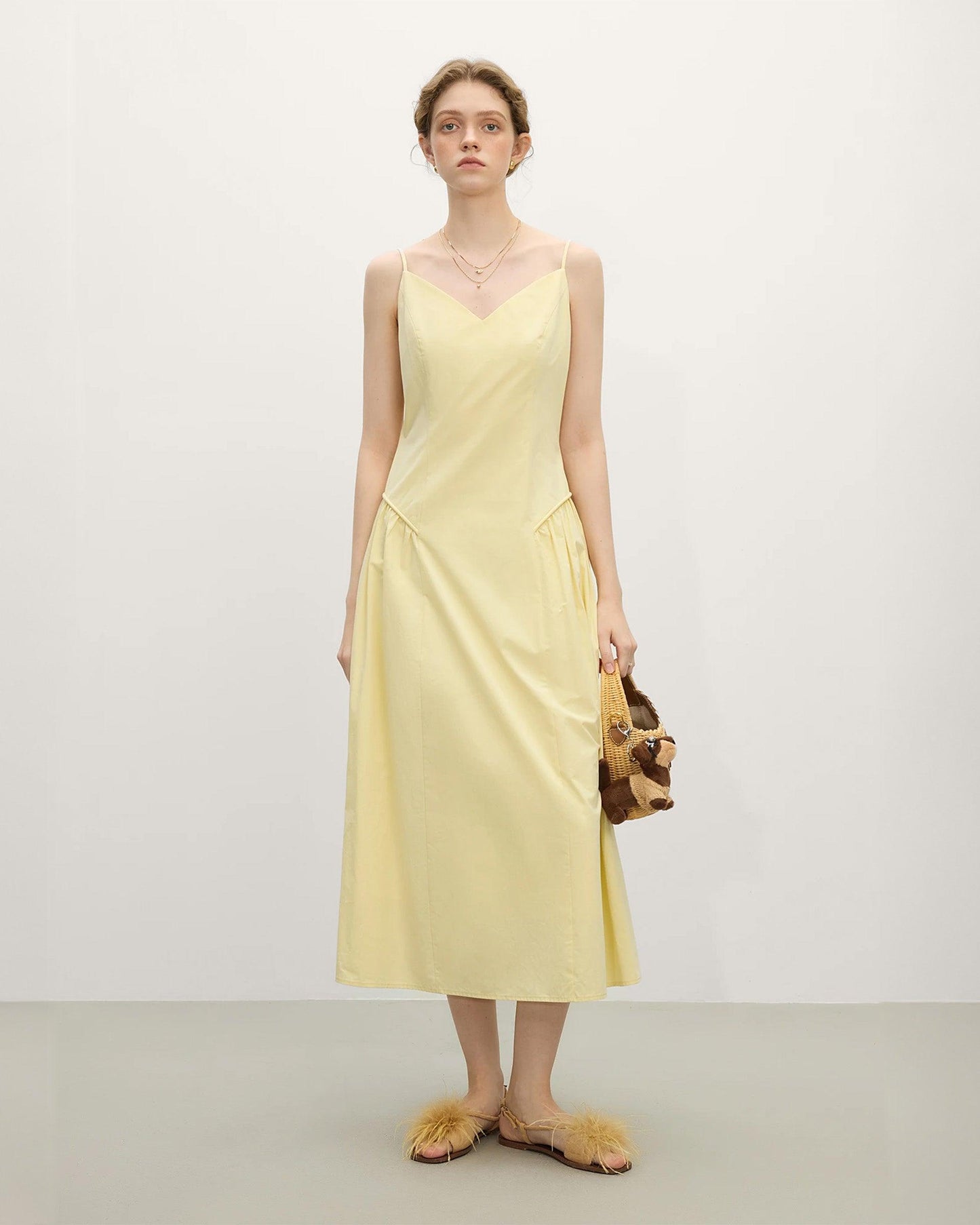 Vestido de tirantes verano en color amarillo con corte elegante y detalles en la cintura de Grevano
