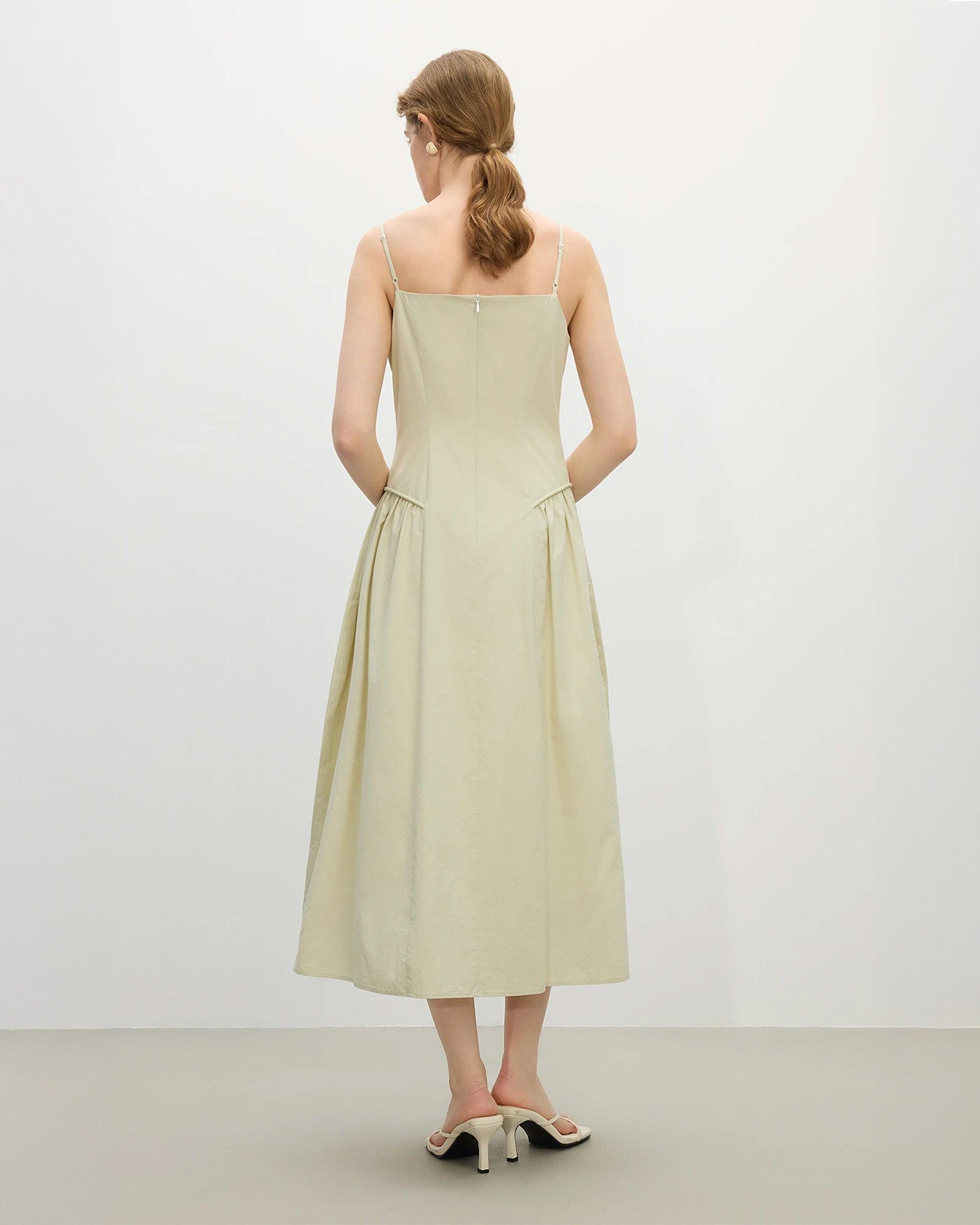 Vestido de tirantes verano en color beige con diseño fluido y corte elegante
