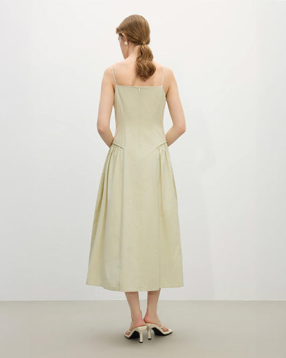 Vestido de tirantes verano en color beige con diseño fluido y corte elegante