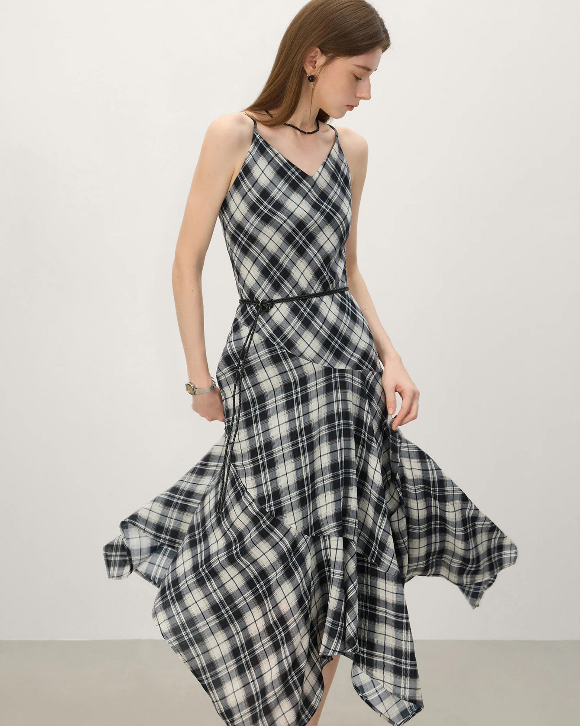 Vestido de verano casual de cuadros en tonos azul y blanco, con corte fluido y tirantes finos
