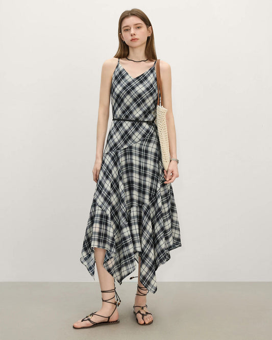 Vestido de verano casual con estampado a cuadros y corte asimétrico, ideal para días soleados