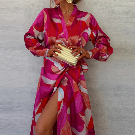 Vestido maxi cuello V de Grevano en colores vibrantes con un diseño floral y abertura lateral
