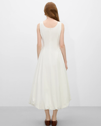 Vestido sin mangas oficina en blanco con diseño fluido y elegante para un look profesional.
