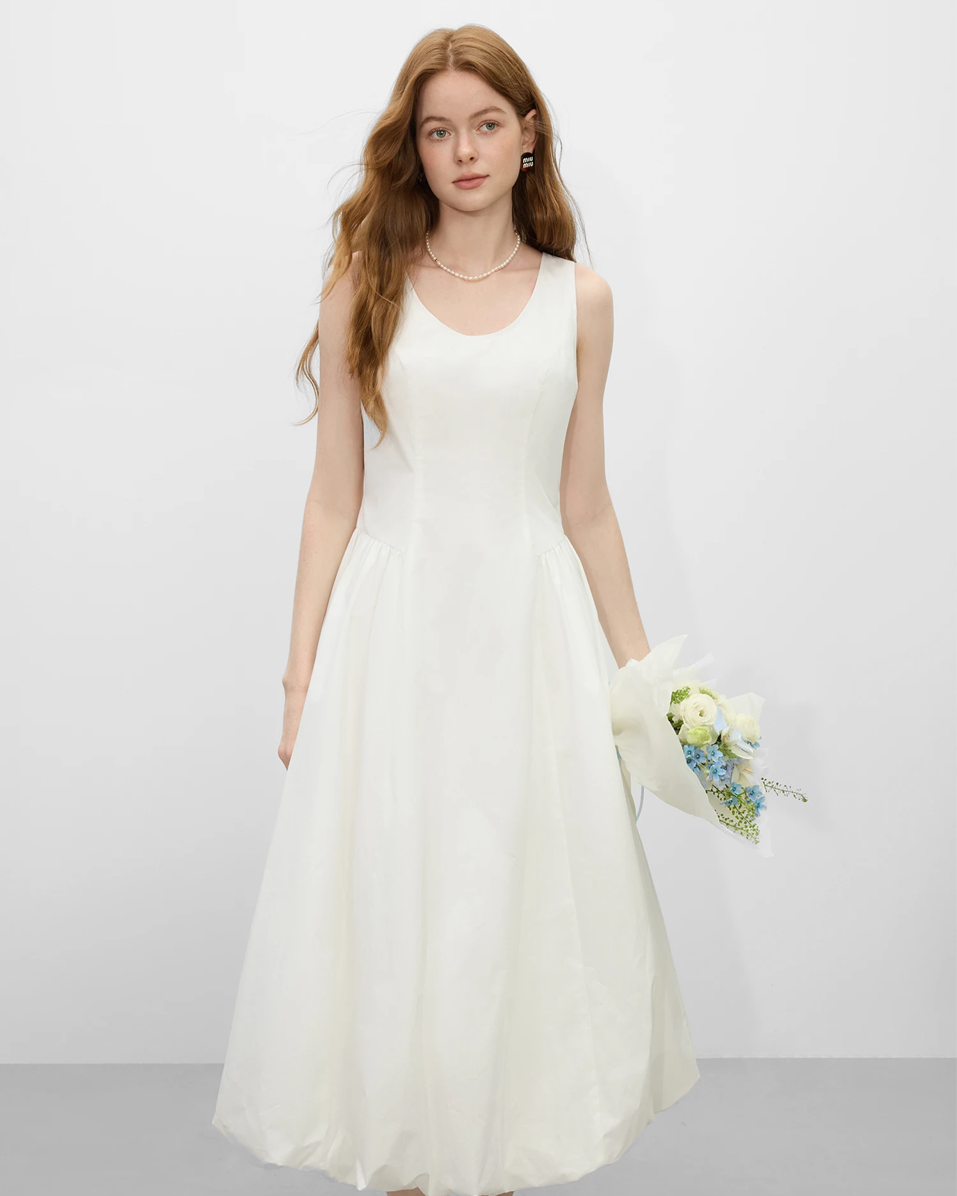 Vestido sin mangas oficina en color blanco, con falda amplia y diseño elegante para uso diario