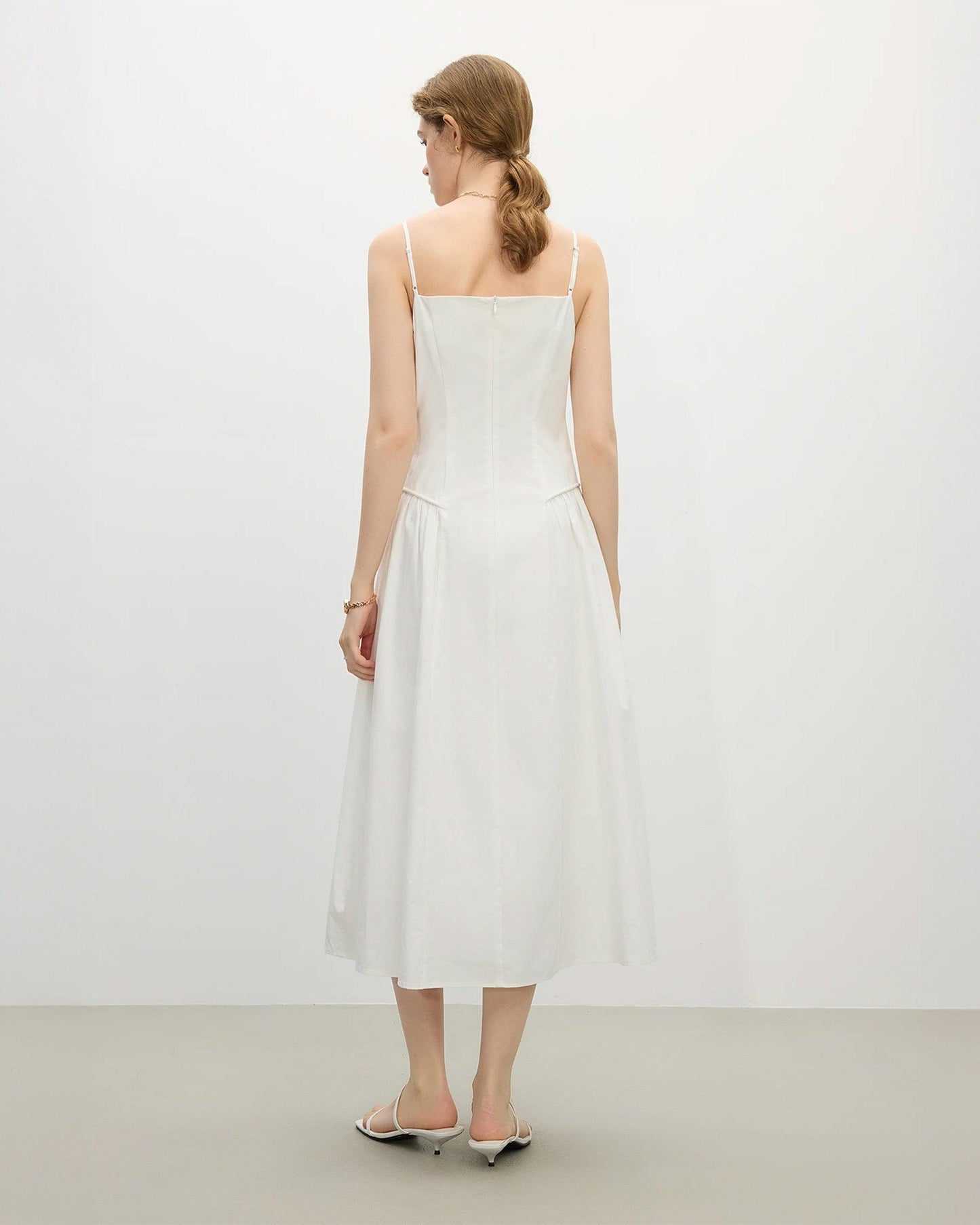 Vestido verano profesional blanco de Grevano con tirantes finos y corte midi para ocasiones elegantes